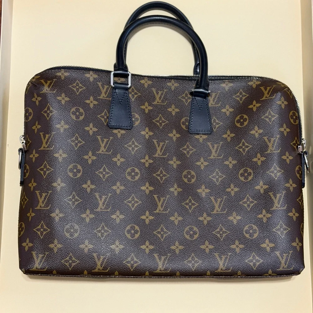 Authentic Louis Vuittion Monogram Macassar Porte Documents Voyage